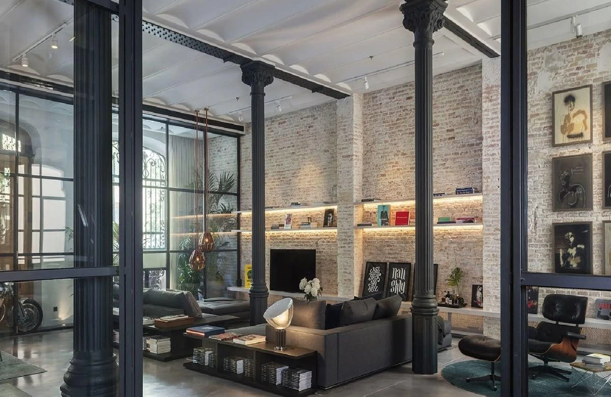 Loft après rénovation, salon avec mur en briques