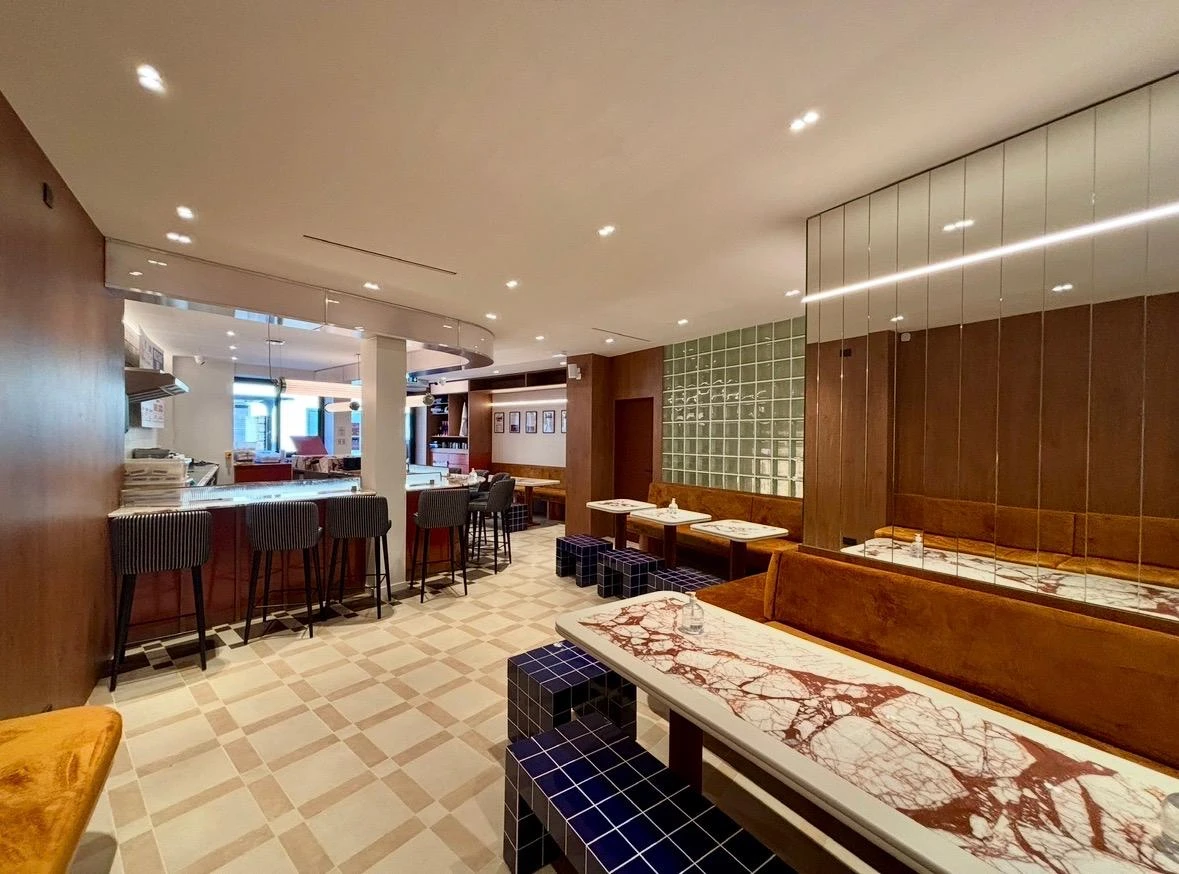 Restaurant après rénovation, salle avec banquettes